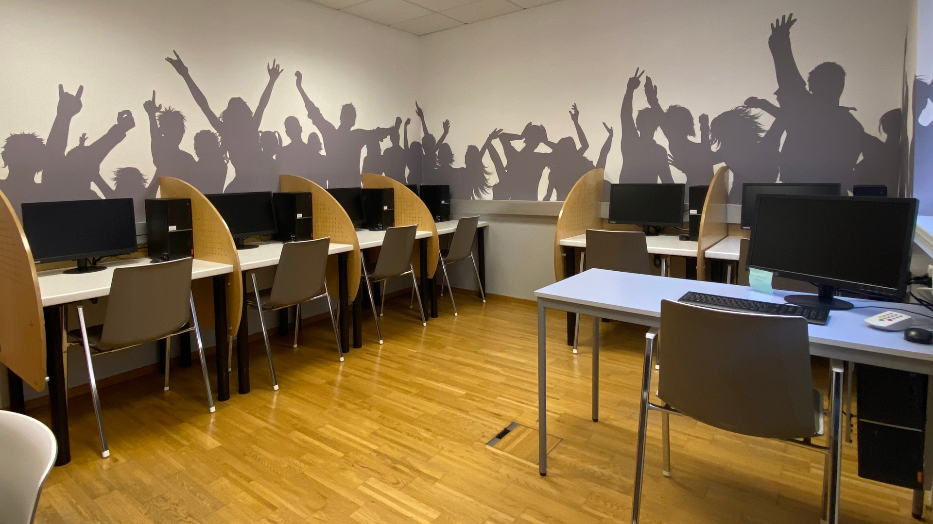 Ein Bild des Computerraums der Fahrschule Ladner in Landeck.